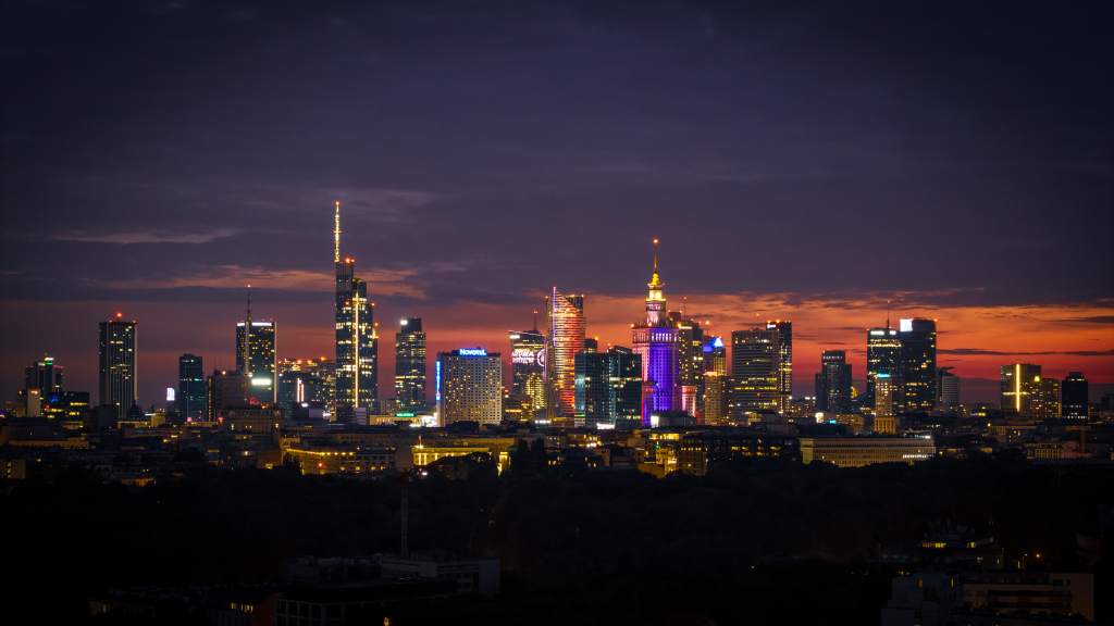 warszawa z drona nocą
